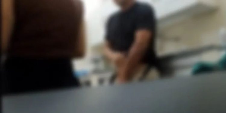 Vídeo mostra médico tirando a calça e falando para paciente tocar no seu 'bilau' no interior do Amazonas