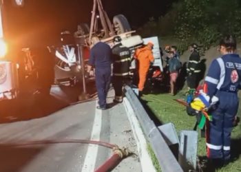 doso fica preso às ferragens após capotar carreta no Distrito Industrial