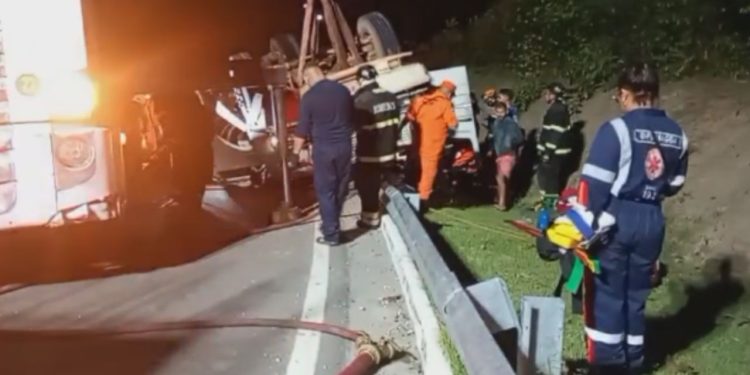 doso fica preso às ferragens após capotar carreta no Distrito Industrial