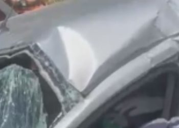 Motorista colide contra caminhão e fica preso às ferragens na AM-010; VÍDEO