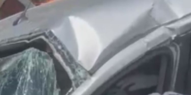 Motorista colide contra caminhão e fica preso às ferragens na AM-010; VÍDEO