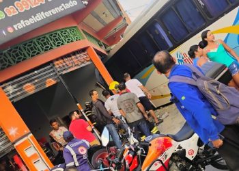 Ônibus invade oficina e atinge cliente que aguardava atendimento no Nova Cidade; VÍDEO