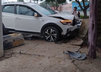 Motorista embriagado colide em cruzamento e abandona veículo no local