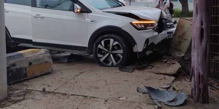 Motorista embriagado colide em cruzamento e abandona veículo no local