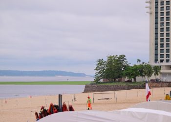 Praia da Ponta Negra é liberada para banhistas