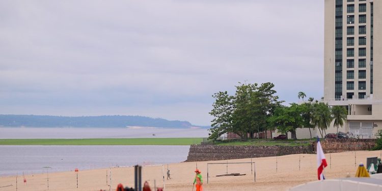 Praia da Ponta Negra é liberada para banhistas
