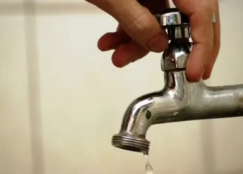 Bairros ficam sem água após adutora romper na Avenida Coronel Teixeira; confira lista