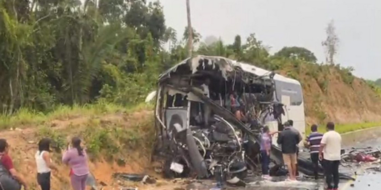 Motorista de carreta envolvido em acidente que matou quatro na AM-010 vai responder por homicídio culposo