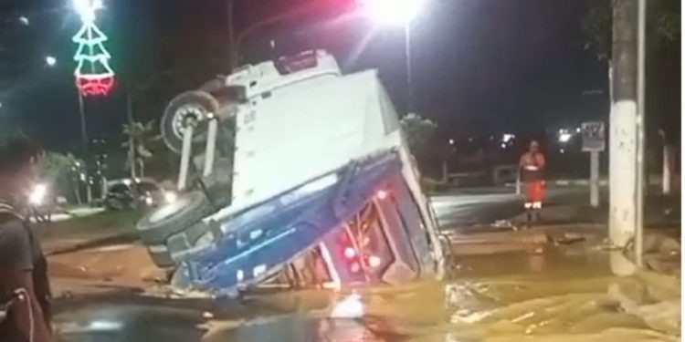 Adutora rompe e caminhão de lixo cai em cratera na Avenida Coronel Teixeira