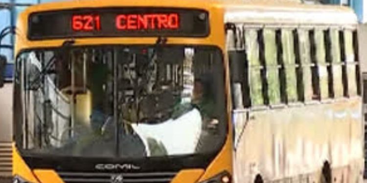 Ônibus da linha 621 'até o tucupi de passageiros' é assaltado por criminosos em Manaus