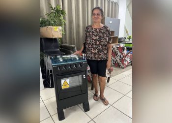 Telespectadora do Alvorada ganha fogão no presentão de Natal do programa Você é Demais