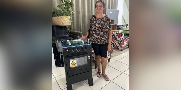 Telespectadora do Alvorada ganha fogão no presentão de Natal do programa Você é Demais