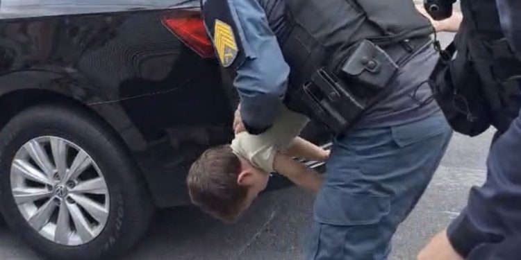 Policiais militares salvam bebê de 1 ano que havia se engasgado com comida em Manaus