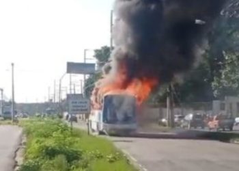 Vídeo: ônibus da São Pedro pega fogo na Avenida Torquato Tapajós