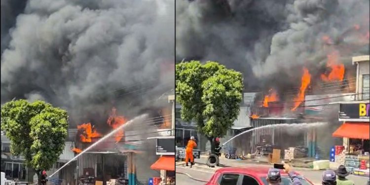 Vídeos: incêndio de grandes proporções destrói galpão no 'Fuxico'