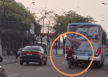 Vídeo: ciclista é flagrado ‘pegando carona’ na traseira de ônibus na Djalma Batista