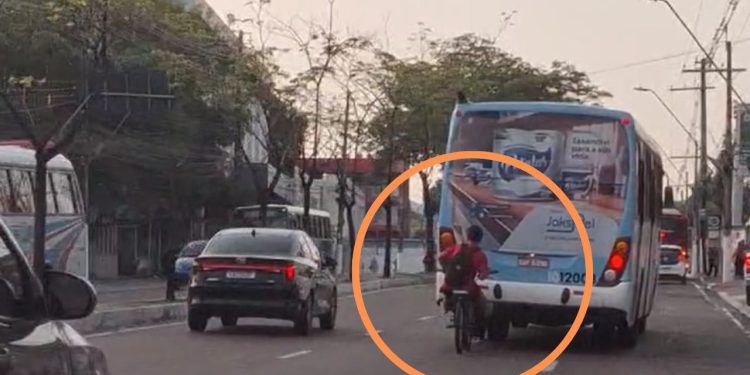 Vídeo: ciclista é flagrado ‘pegando carona’ na traseira de ônibus na Djalma Batista