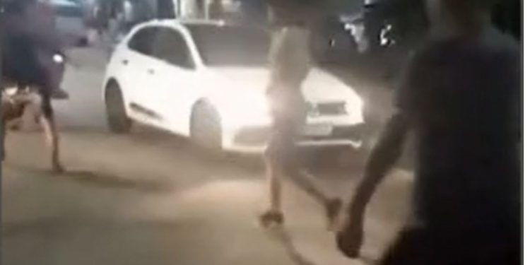 Vídeo: ‘valentões’ brigam com terçados em frente à Feira da Panair