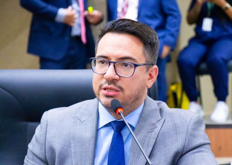 Os vereadores da Comissão de Constituição, Justiça e Redação da Câmara Municipal rejeitaram a proposta que condicionava o pagamento do salário deles à presença em 95% das sessões plenárias. Alguma dúvida?