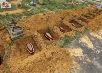 Fet0s abandonados na Maternidade Ana Braga são enterrados em Manaus; foram 17