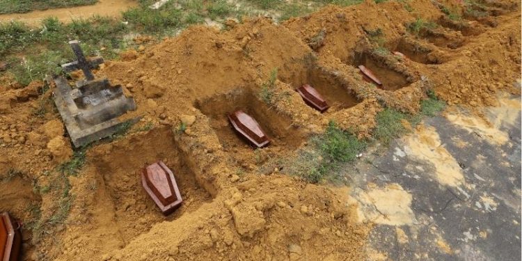 Fet0s abandonados na Maternidade Ana Braga são enterrados em Manaus; foram 17