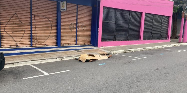 Morador em situação de rua é morto com pauladas na cabeça no Centro de Manaus