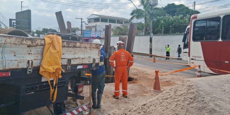 Bairros ficam sem água após tubulação romper na zona Sul de Manaus