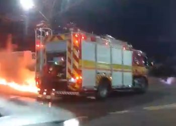 Vídeo: Incêndio destrói ônibus no bairro Japiim