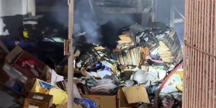 Incêndio de grandes proporções destrói loja de embalagens na Constantino Nery