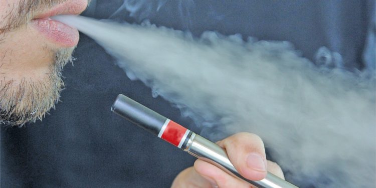 Cigarros eletrônicos vendidos aos ‘Rólos’ na Zona Leste