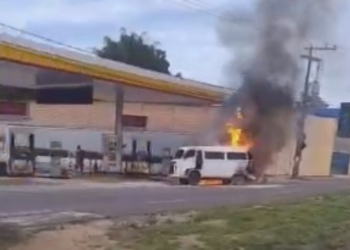 Vídeo: incêndio destrói 'kombi' no bairro Colônia Terra Nova
