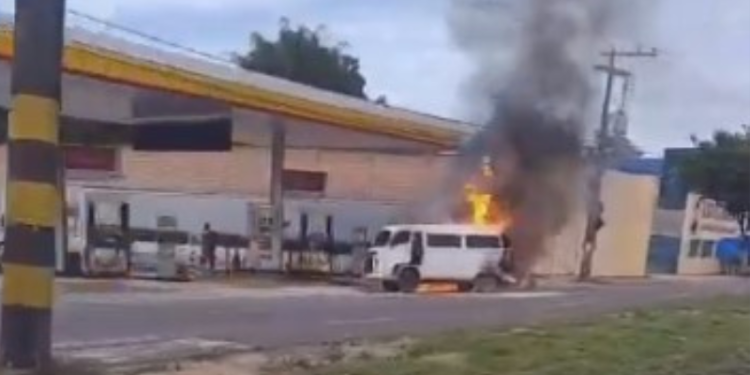 Vídeo: incêndio destrói 'kombi' no bairro Colônia Terra Nova