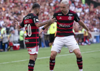 Flamengo leva susto, mas vence e tira Internacional da briga do título