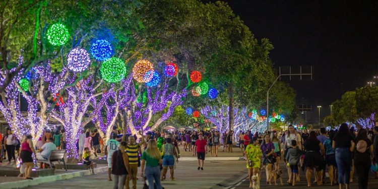 Árvore de Natal da Ponta Negra é entregue nesta segunda-feira (2)
