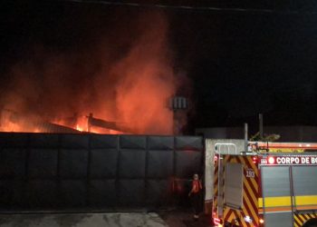 Empresa de reciclagem no Mauazinho pega fogo após curto-circuito na rede elétrica