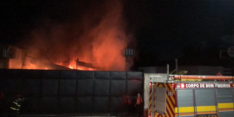 Empresa de reciclagem no Mauazinho pega fogo após curto-circuito na rede elétrica