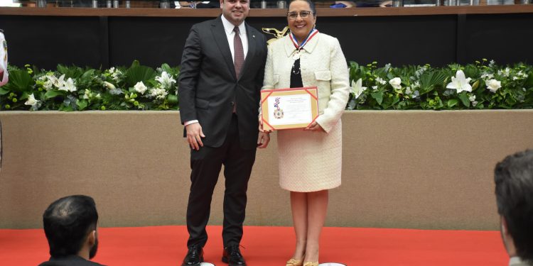 Aleam entrega Medalha da Ordem do Mérito Legislativo à procuradora-geral de Justiça do Amazonas