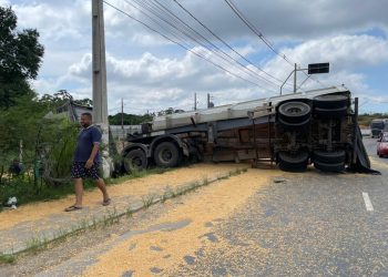 Caminhão tomba com milho na pista em Manaus e população tenta saquear