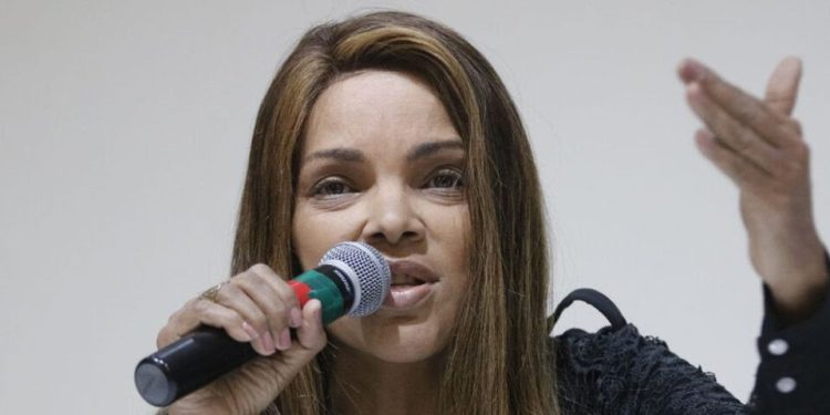 Flordelis vai para solitária após encontrarem celular na cela dela