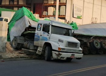 Carreta desgovernada derruba muro e bate em carros no bairro Cidade Nova