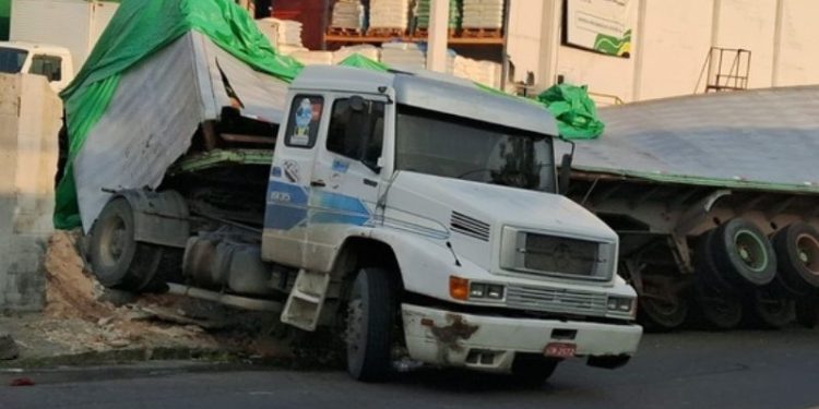 Carreta desgovernada derruba muro e bate em carros no bairro Cidade Nova
