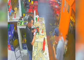 Vídeo: coxinha explode e causa queimadura no rosto de homem
