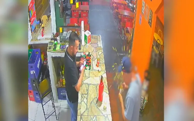 Vídeo: coxinha explode e causa queimadura no rosto de homem