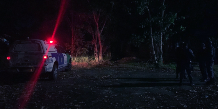 Com a cabeça esmagada, homem é achado em matagal no Adrianópolis