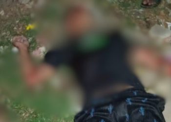 Mãe se desespera ao ver filho morto com sete tiros em Parintins