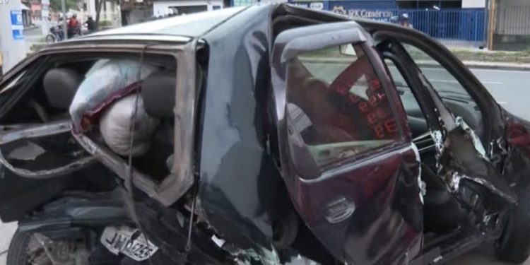 Mulher fica presa às ferragens após acidente em cruzamento na Grande Circular