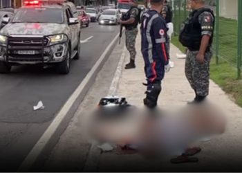 Vídeo mostra pedestre que ficou com fratura exposta ao ser atropelado por moto em Manaus