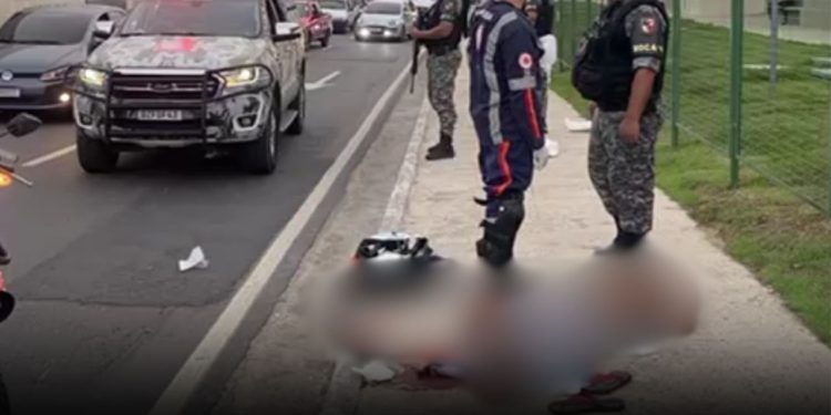 Vídeo mostra pedestre que ficou com fratura exposta ao ser atropelado por moto em Manaus