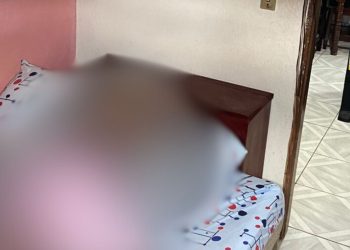 Veja: Após sentirem cheiro podre, moradores acham vigilante em decomposição em Manaus