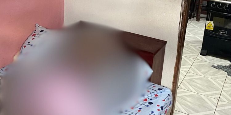 Veja: Após sentirem cheiro podre, moradores acham vigilante em decomposição em Manaus